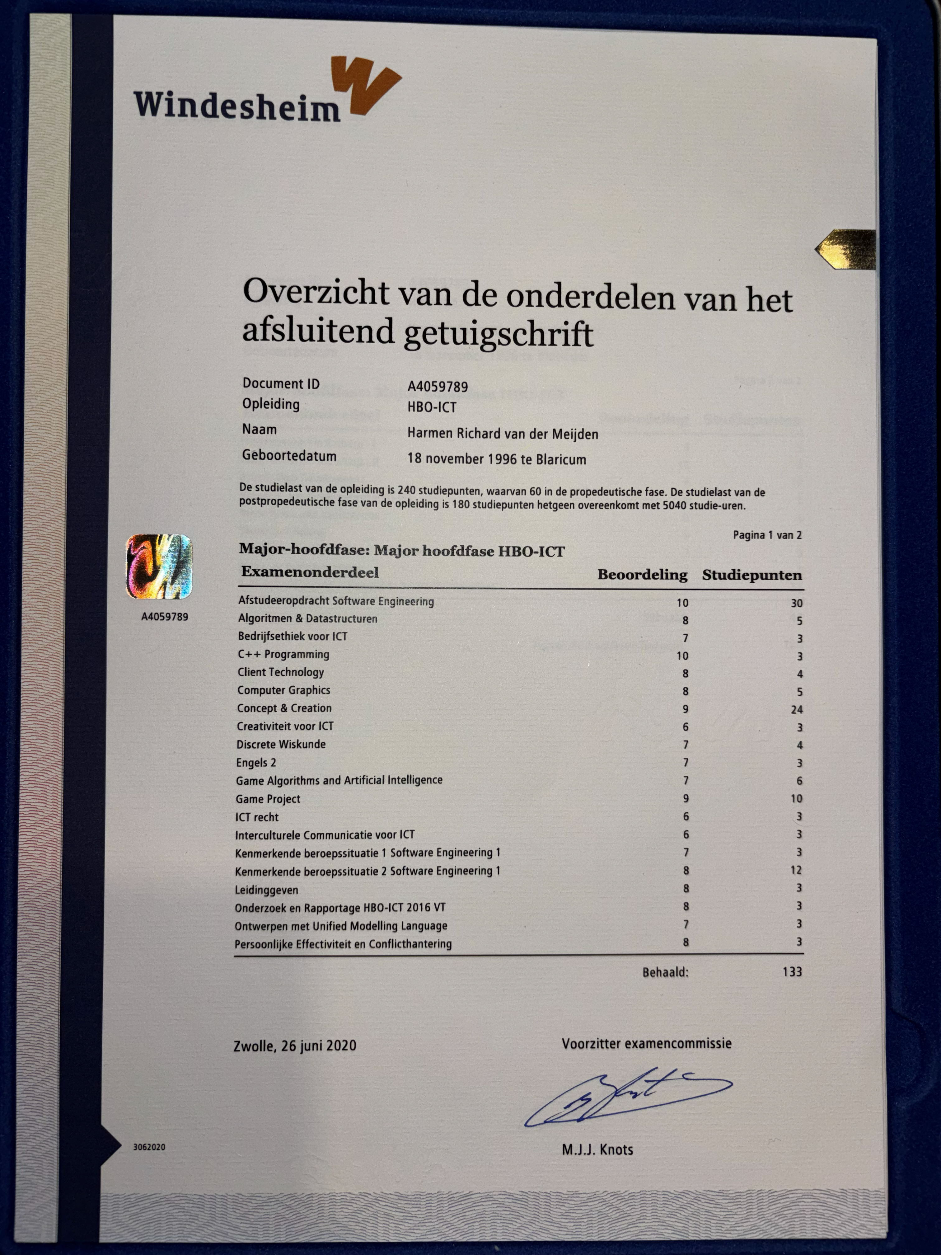 Foto van het behalen van het HBO-ICT diploma