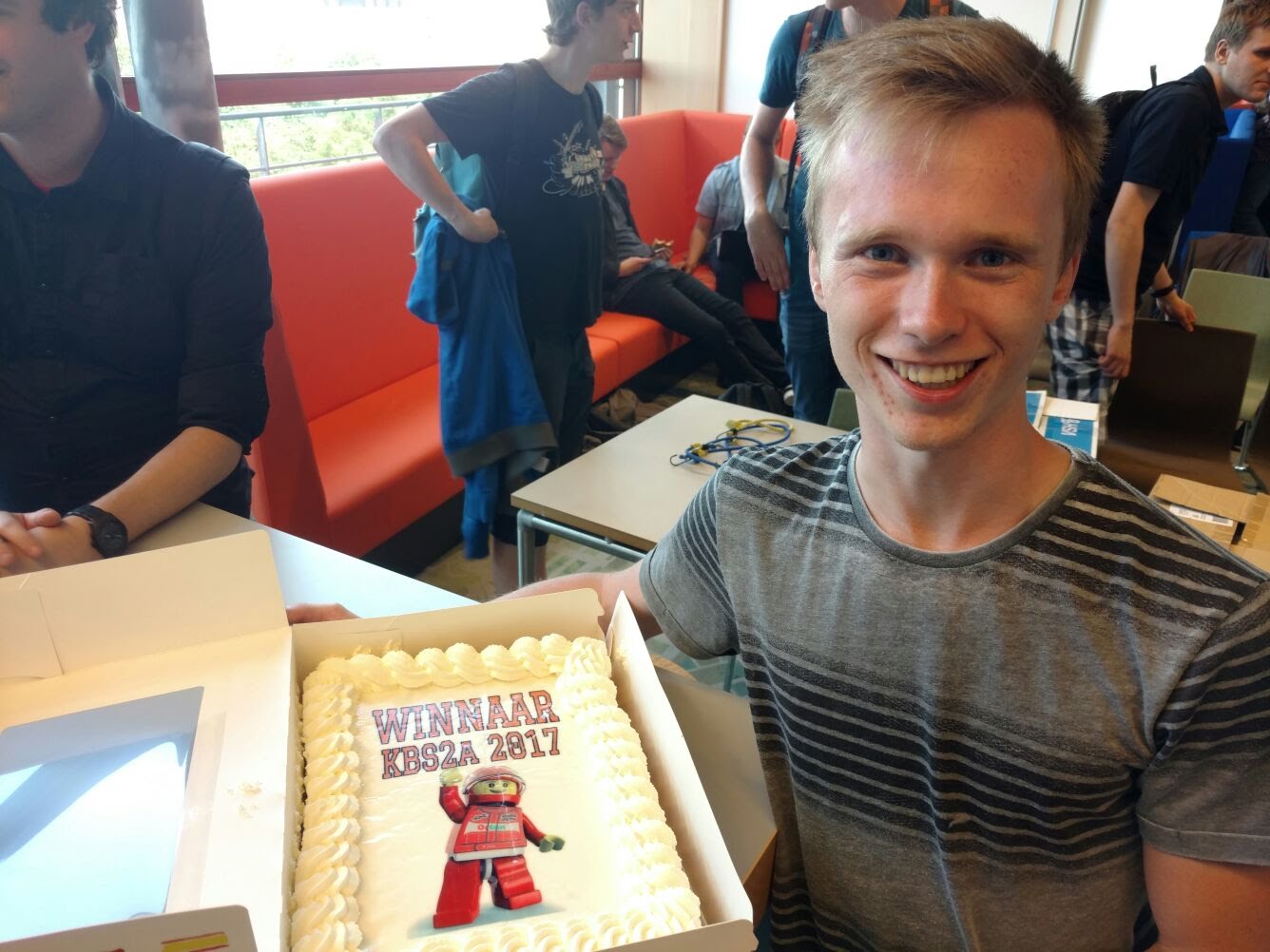 Harmen met de prijs voor de robotica wedstrijd